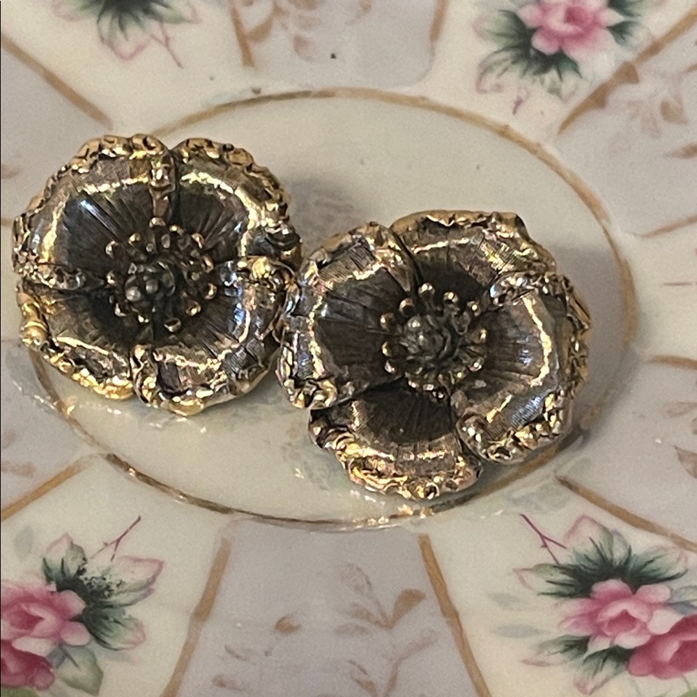 Vintage Arthur Pepper Signed “ART” Mixed Metal Flower Clip-on Earrings